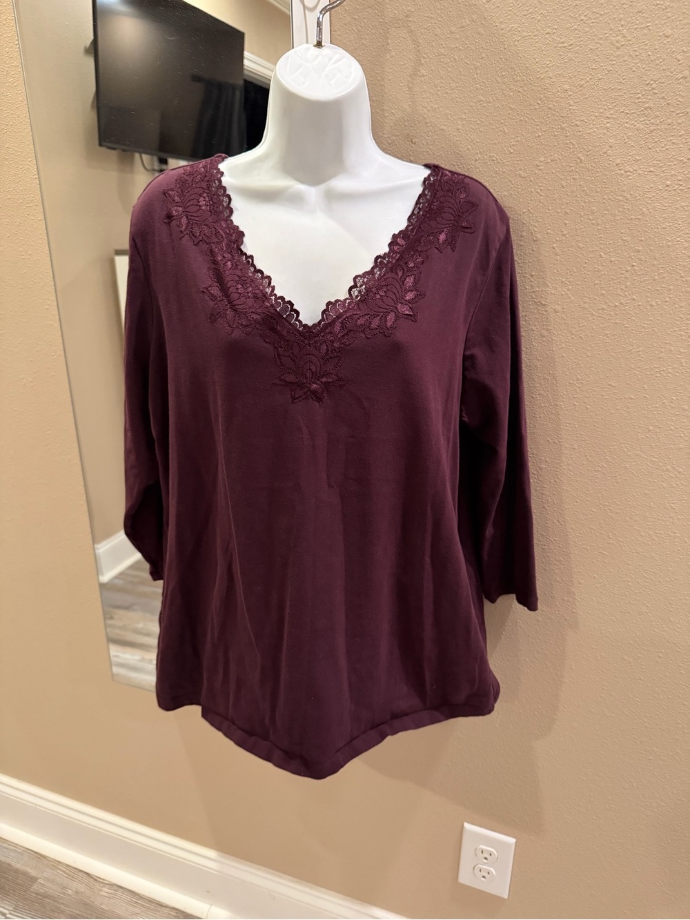 Source Unknown Plum V-Neck Lace Trim Tunic Top
